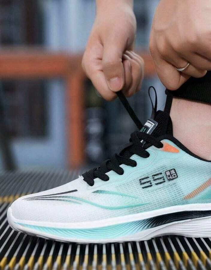 sznurowane buty sportowe 