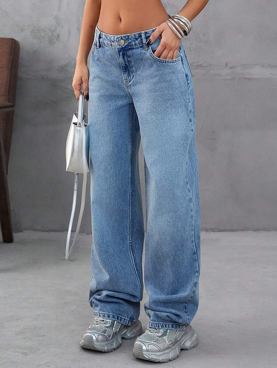 niebieskie spodnie jeans