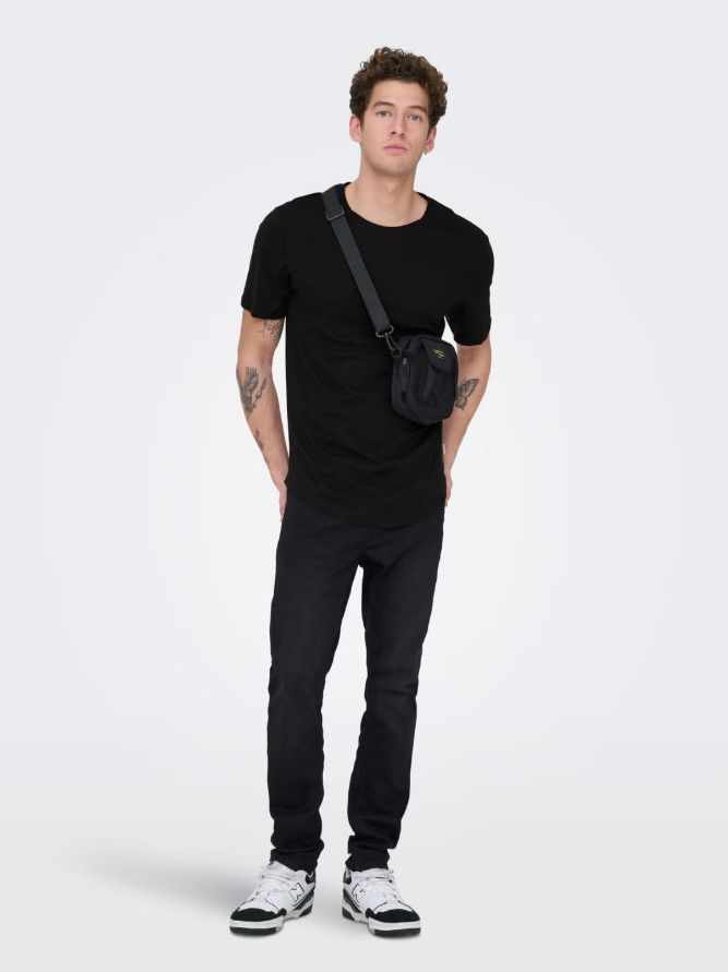 czarny t-shirt okrągły dekolt krótki rękaw