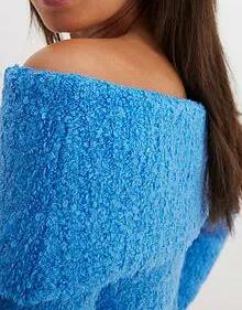 SWETER Z ODKRYTYMI RAMIONAMI