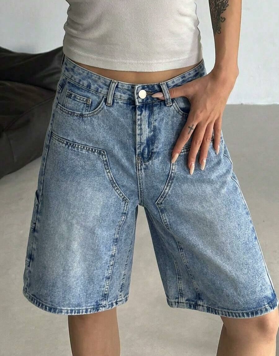 niebieskie spodenki jeans