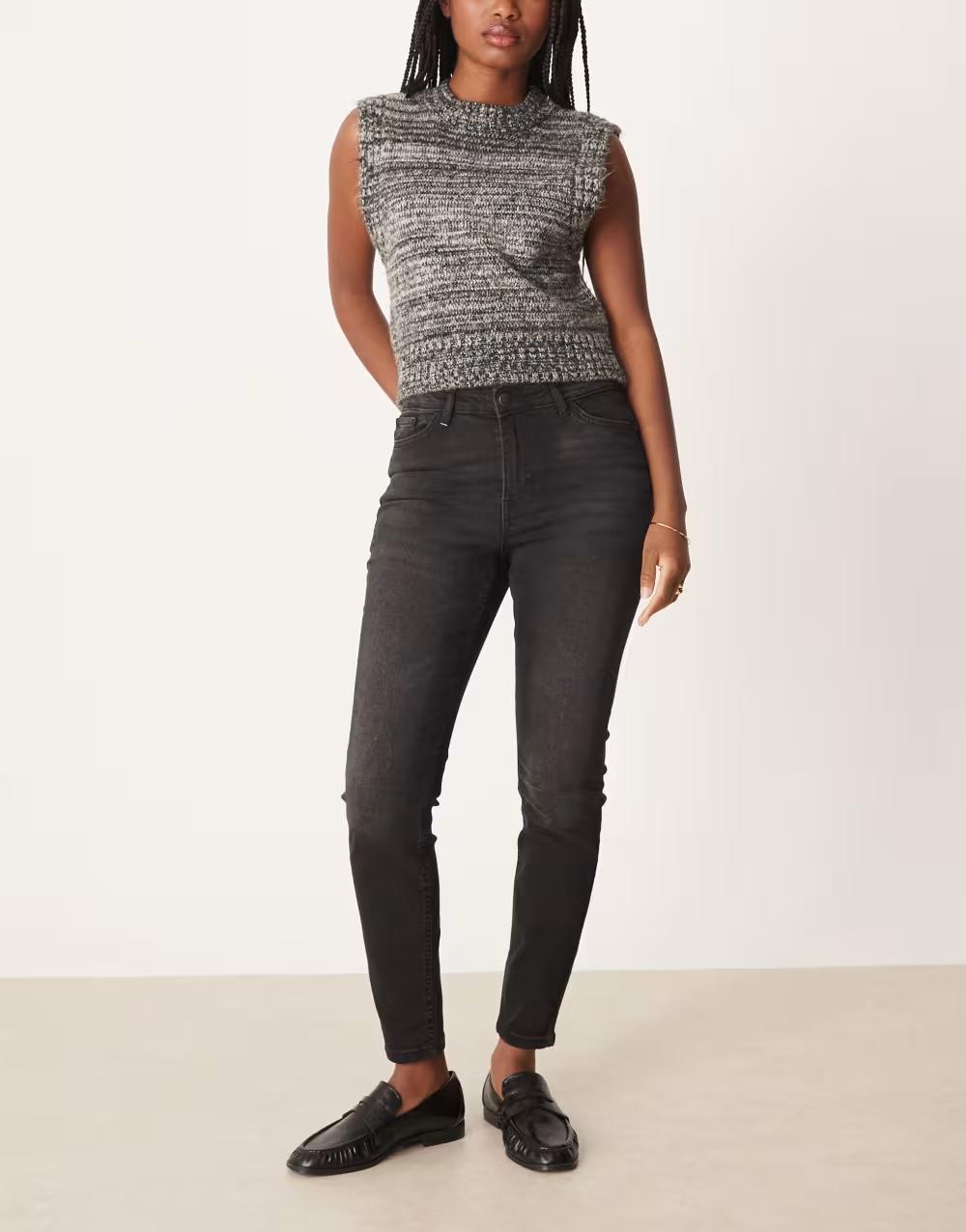 CZARNE SPODNIE RURKI JEANS KIESZENIE