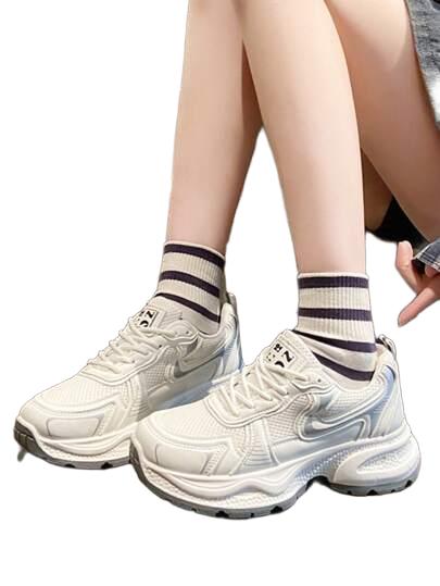 białe sznurowane buty sportowe