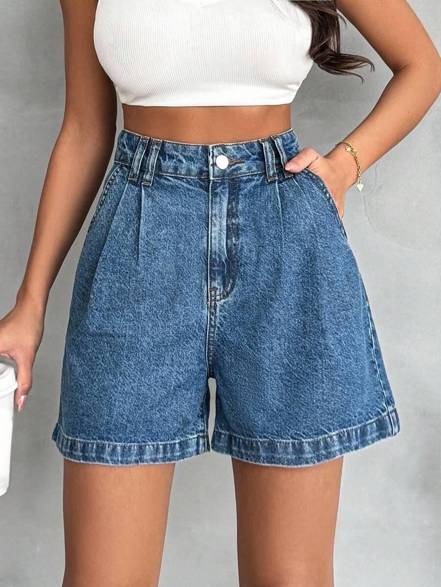 niebieskie spodenki jeans