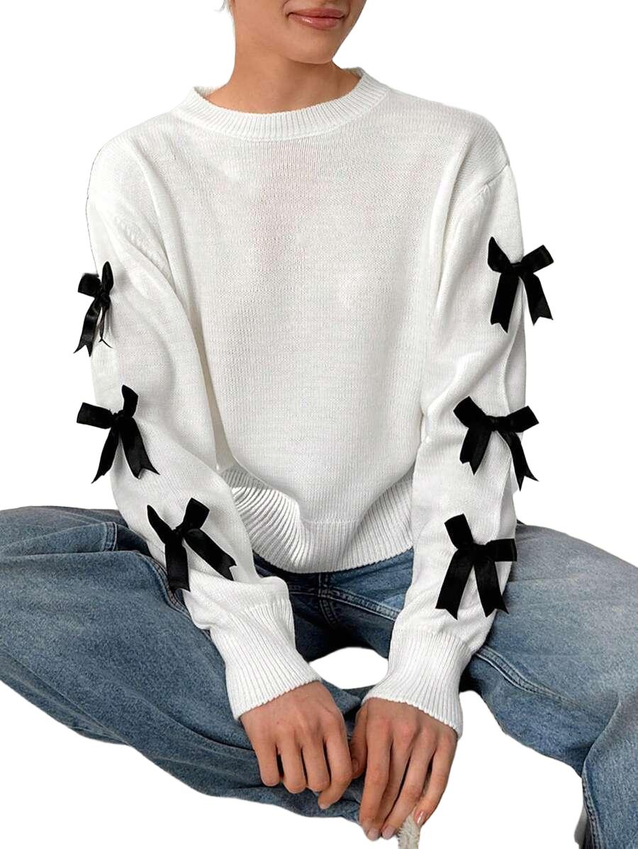 SWETER Z KOKARDKAMI