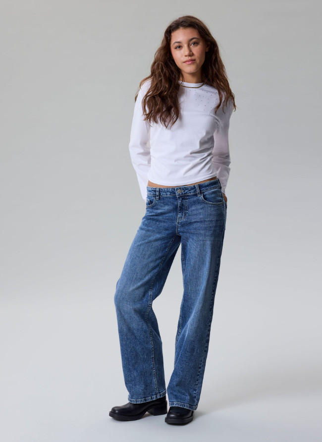 niebieskie proste spodnie jeans