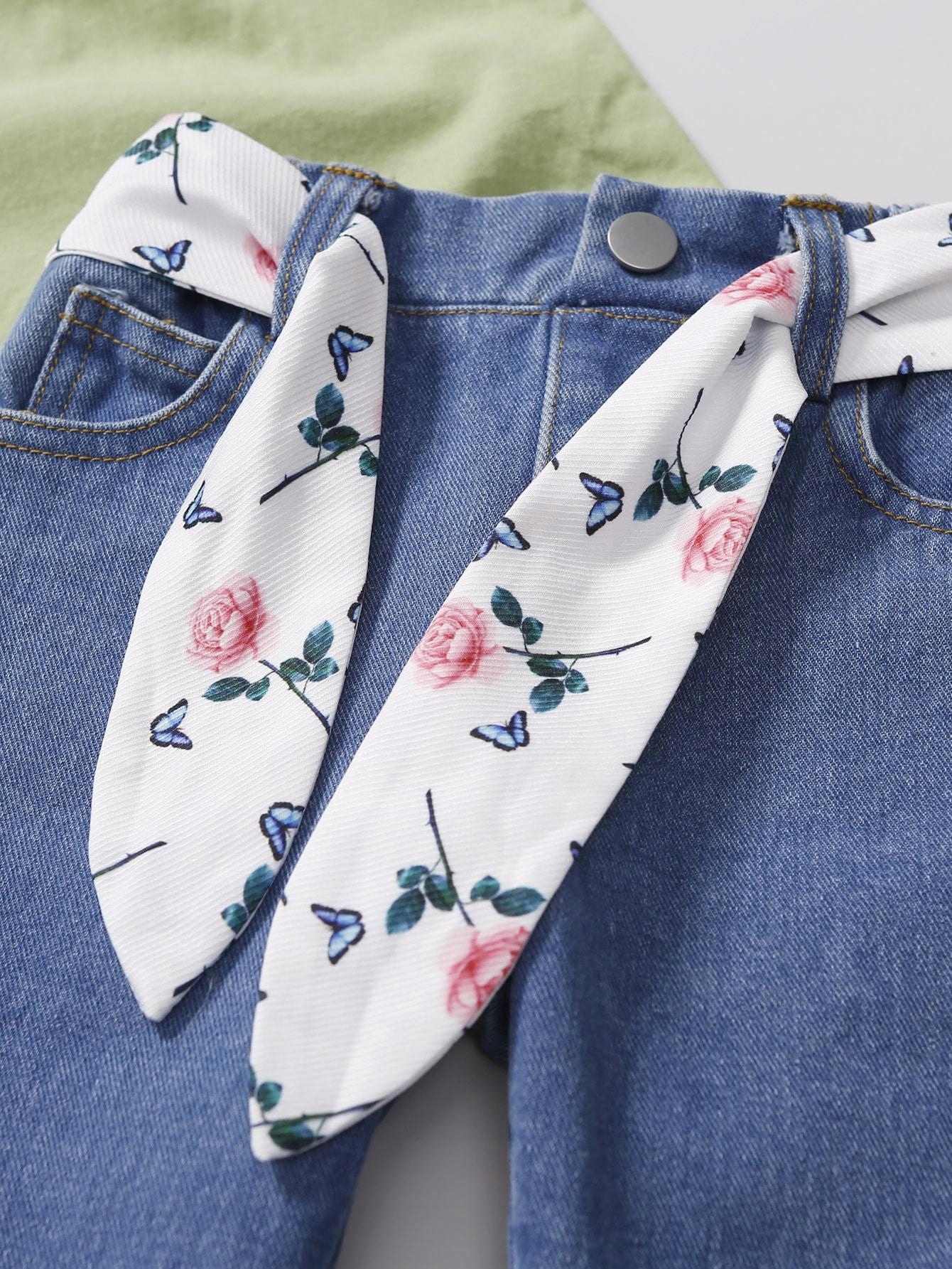 niebieskie spodnie jeans
