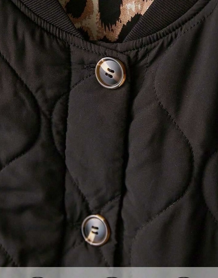 pikowana czarna kurtka animal print guziki