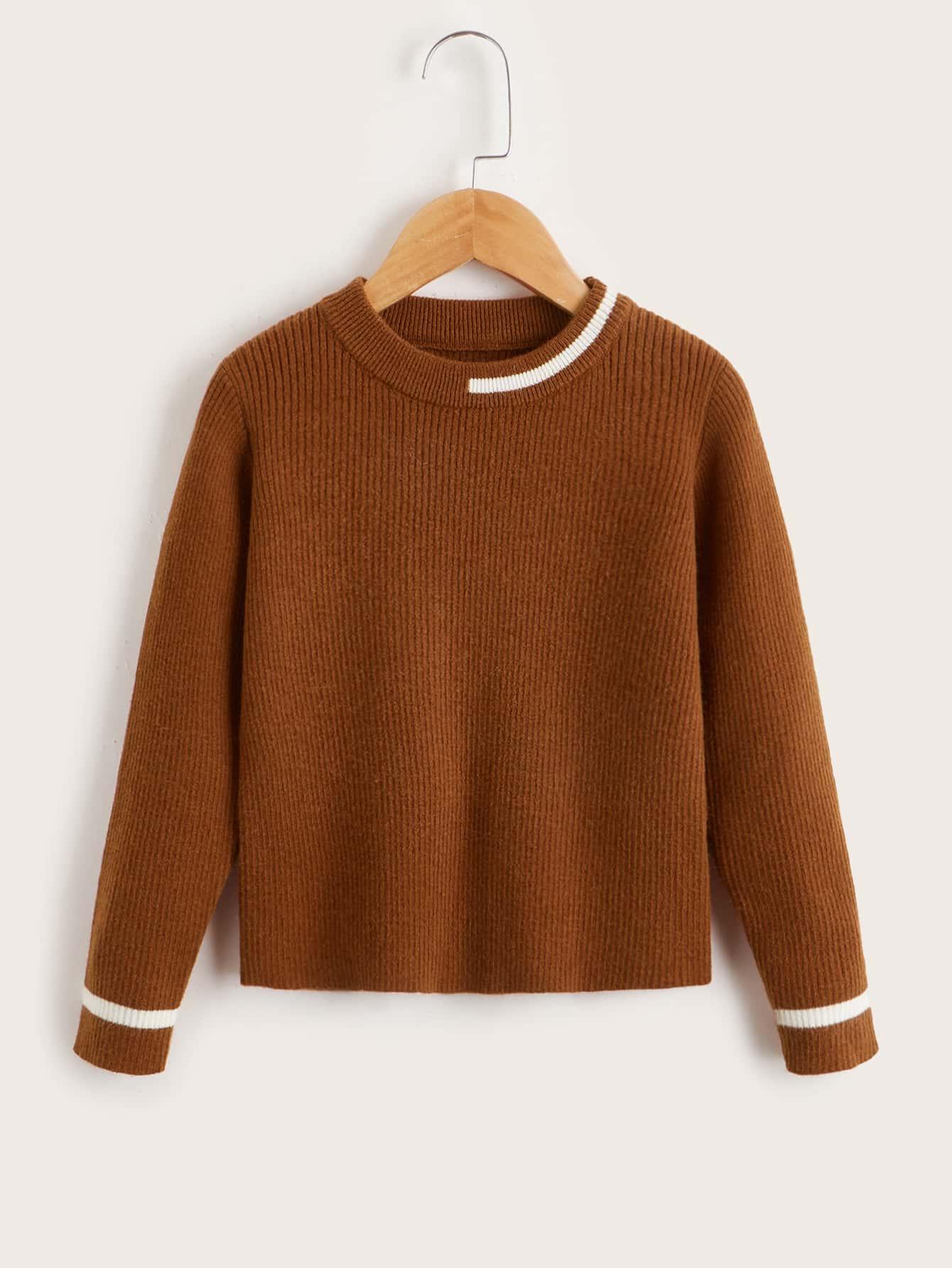 brązowy sweter okrągły dekolt 