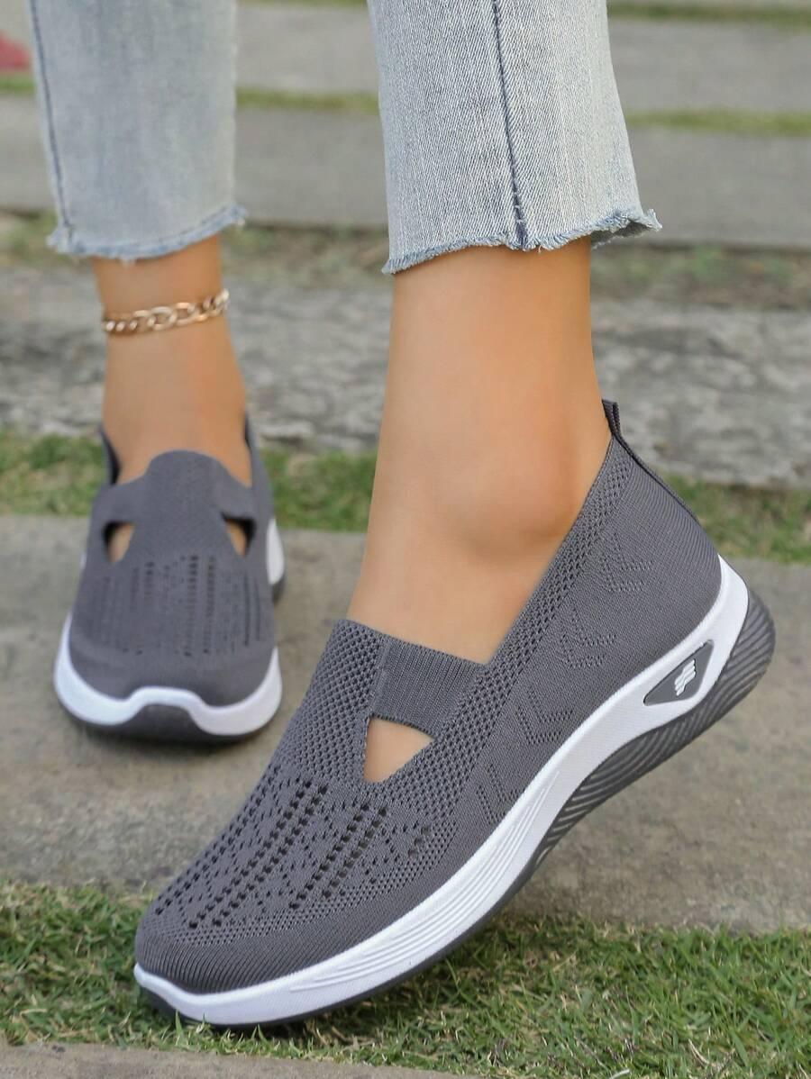 szare buty sportowe