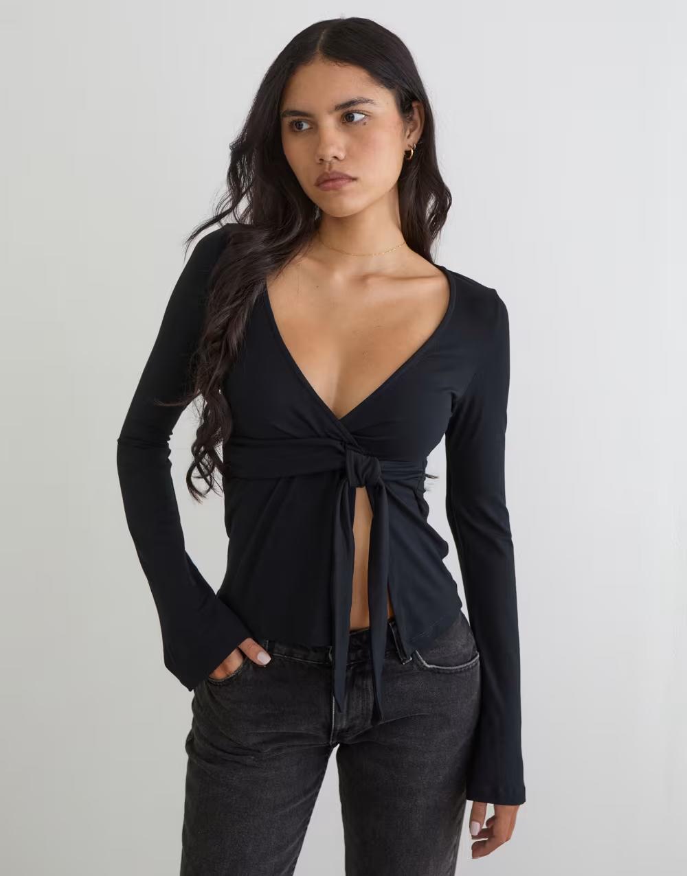 czarny top z długim rękawem v-neck