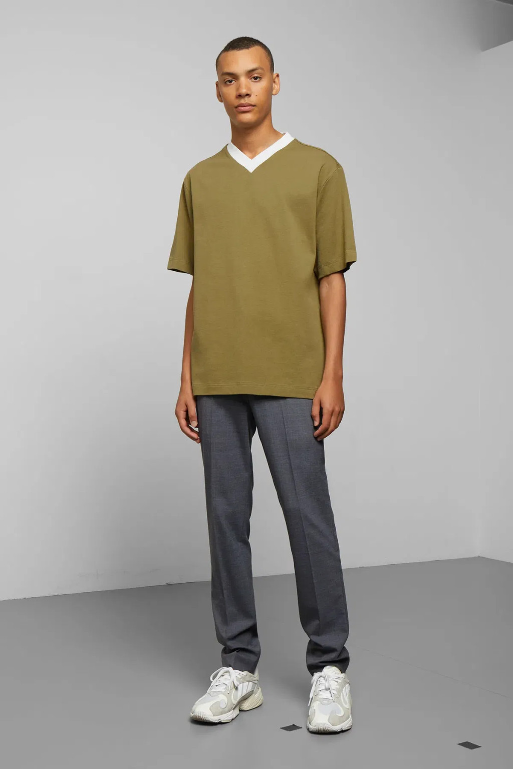 ZIELONY T-SHIRT V-NECK KONTRAST
