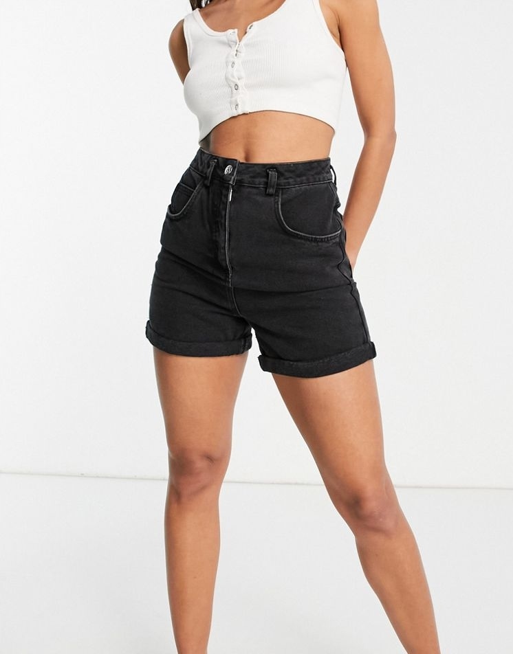 CZARNE SPODENKI JEANS