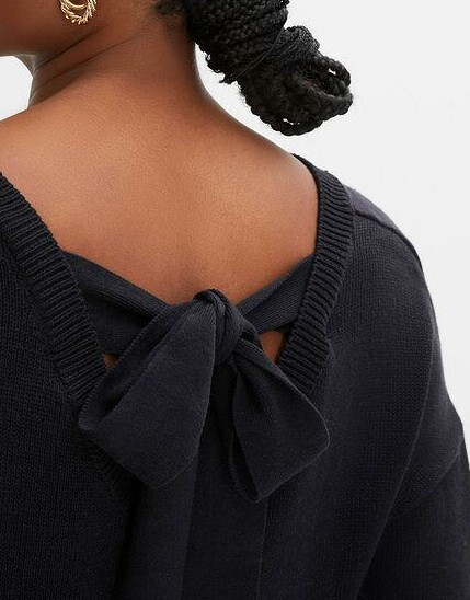 SWETER Z KOKARDKĄ I SZEROKIMI RĘKAWAMI