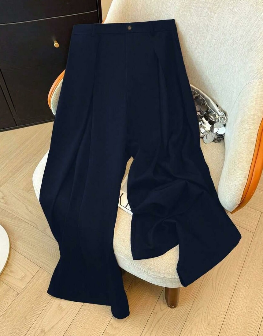 granatowe spodnie casual