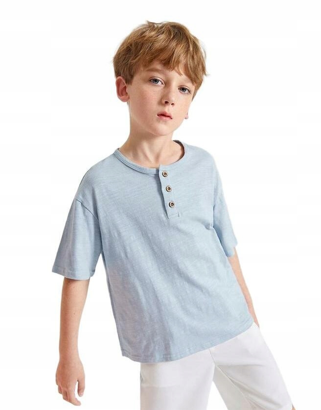 niebieski t-shirt guziki