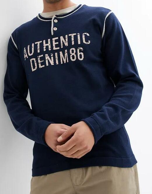 SWETER DZIANINOWY Z NADRUKIEM