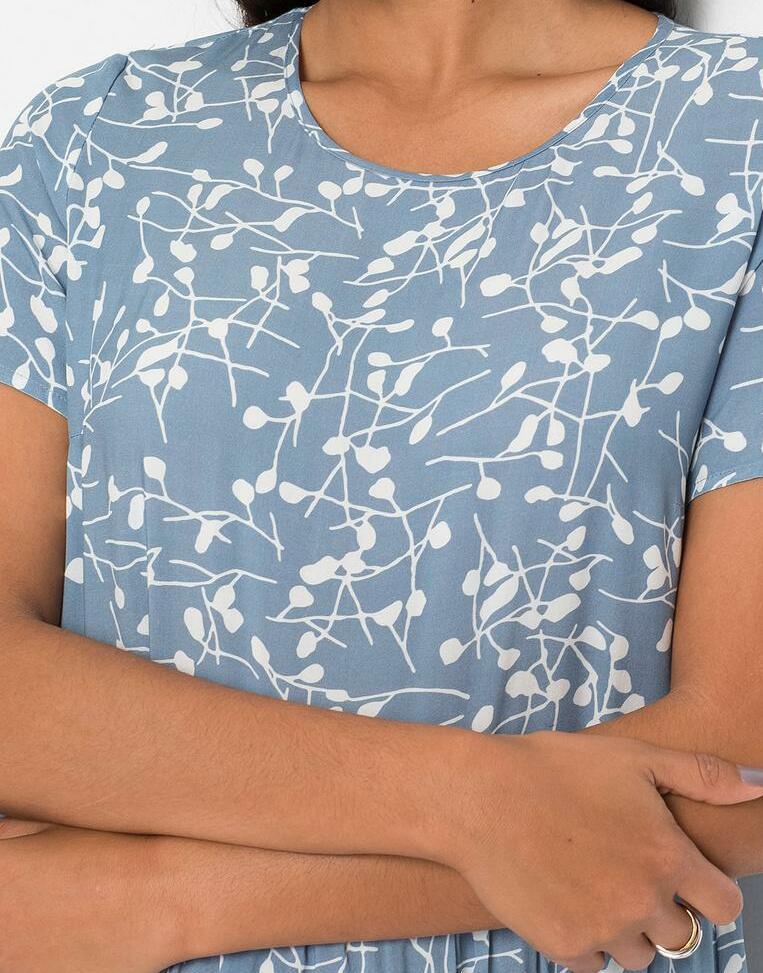 ROZKLOSZOWANA SUKIENKA W KWIATY 