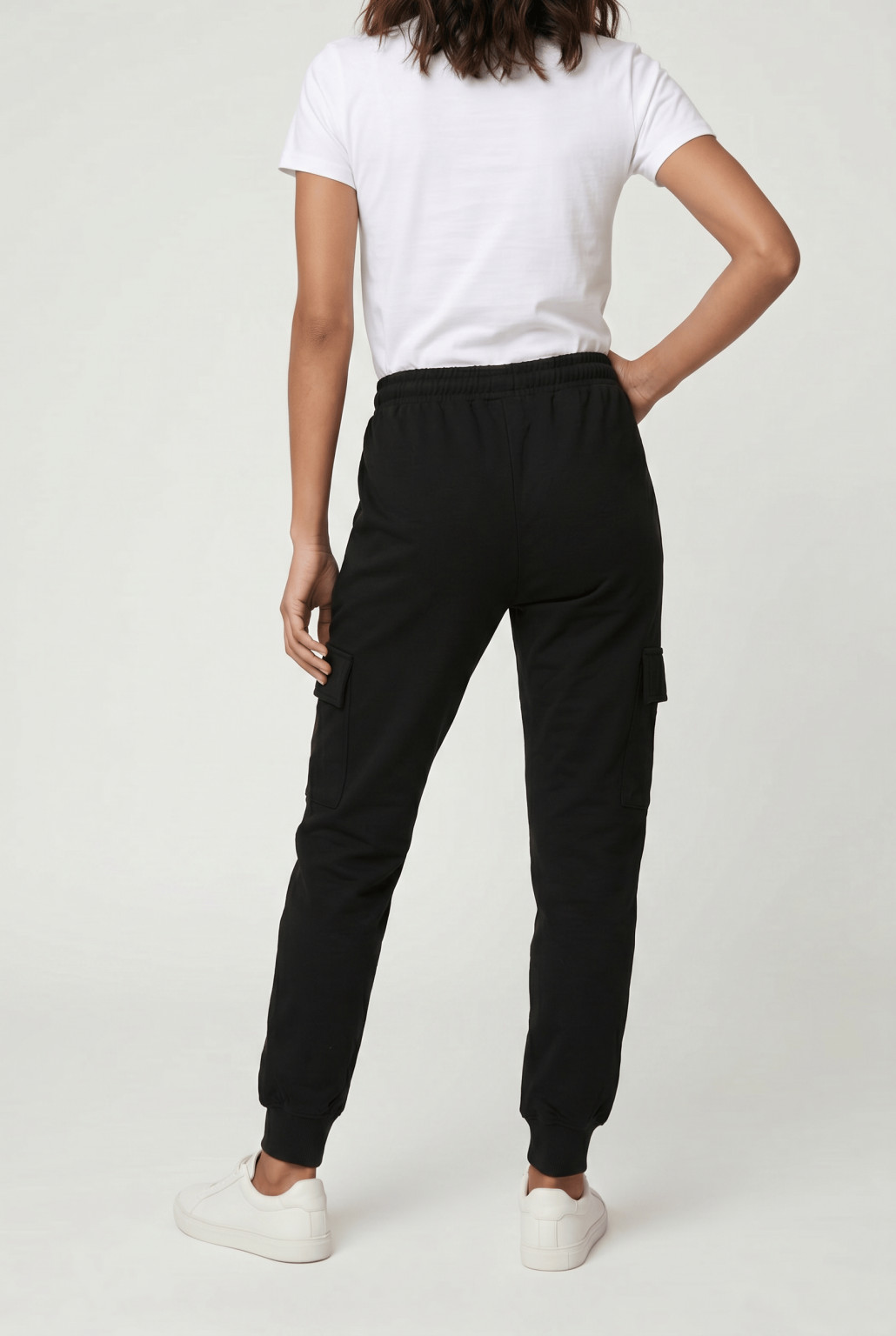 czarne spodnie dresowe jogger