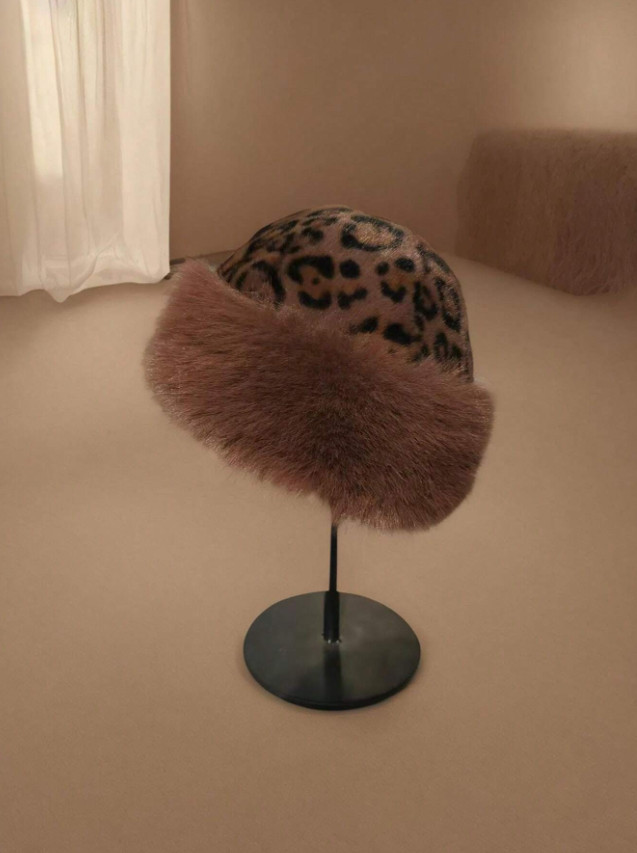 brązowy beret animal print
