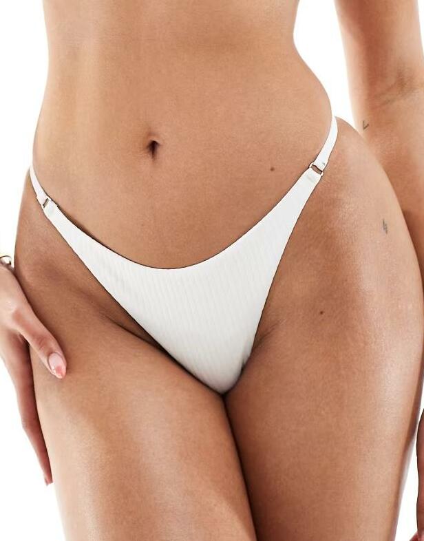 prążkowany biały dół od bikini