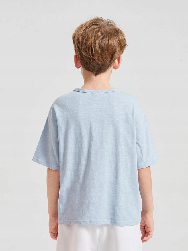 niebieski t-shirt guziki