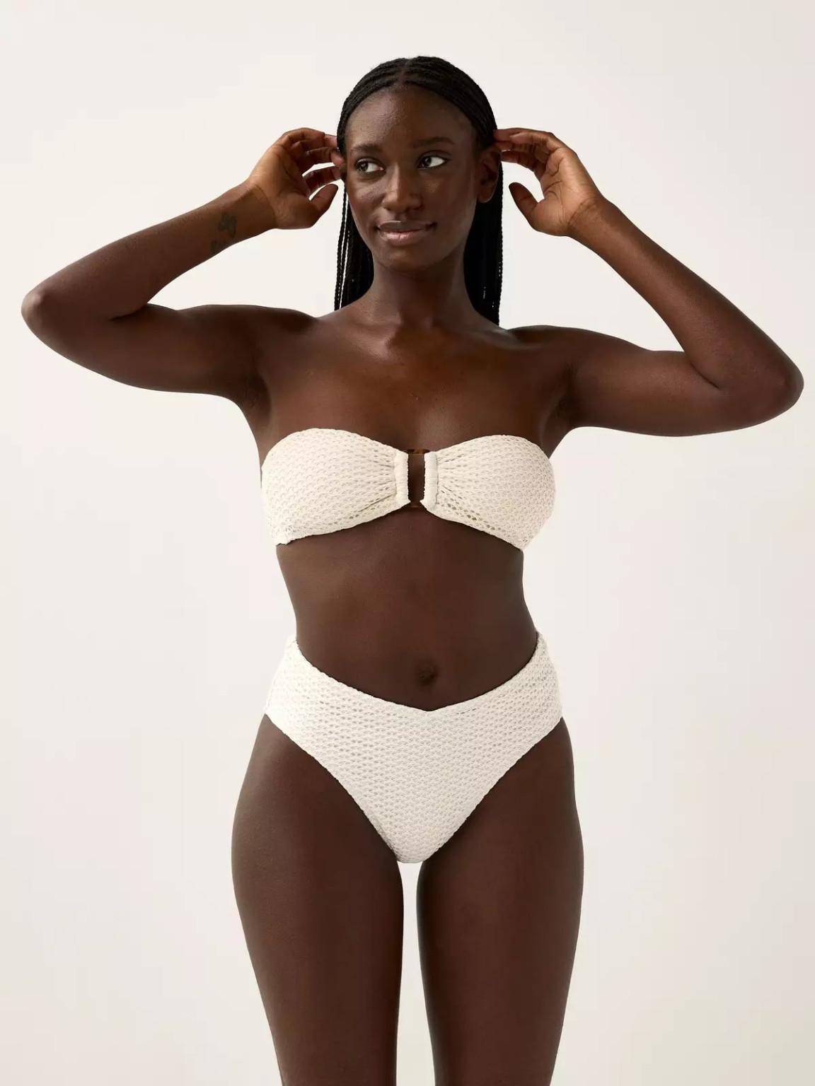 kremowy dół od bikini
