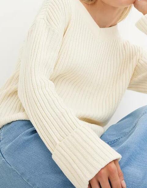 SWETER Z DEKOLTEM W SEREK