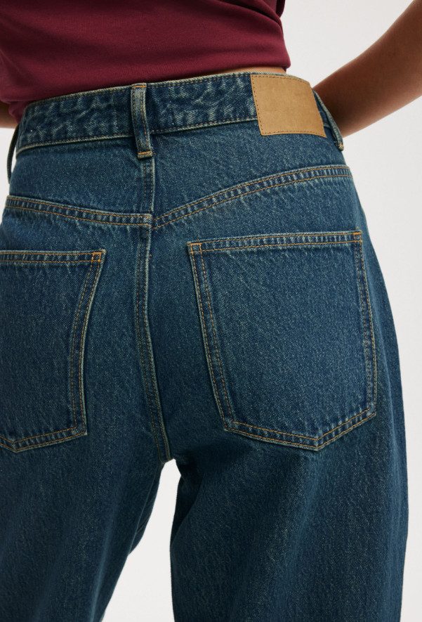 niebieskie spodnie jeans proste nogawki