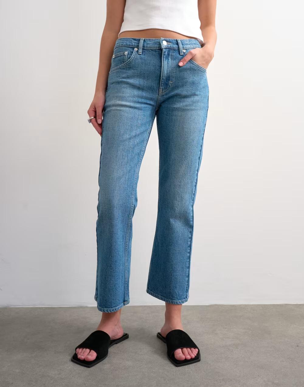 niebieskie spodnie jeans kieszenie