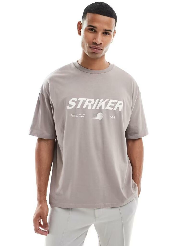 beżowy t-shirt oversize napis striker