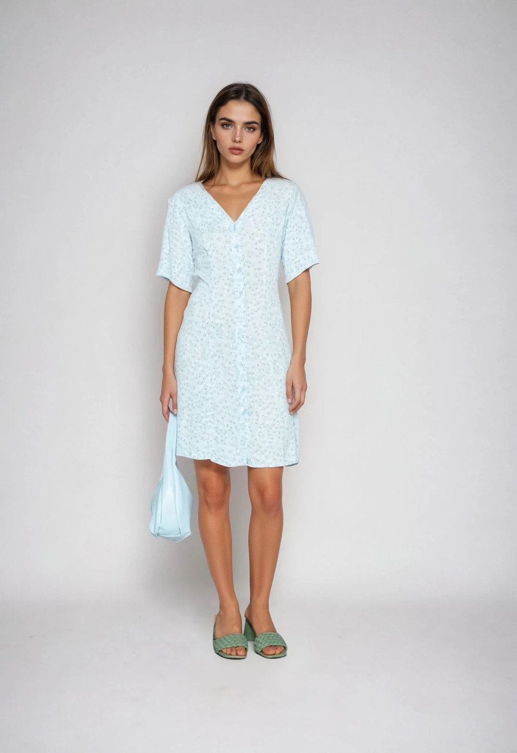 NIEBIESKA SUKIENKA PRINT V-NECK