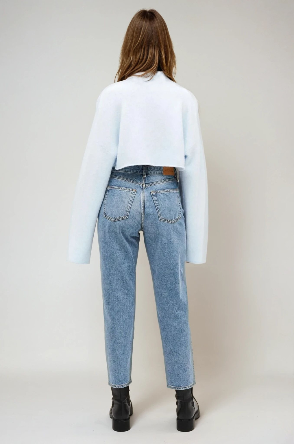 niebieskie proste spodnie jeans