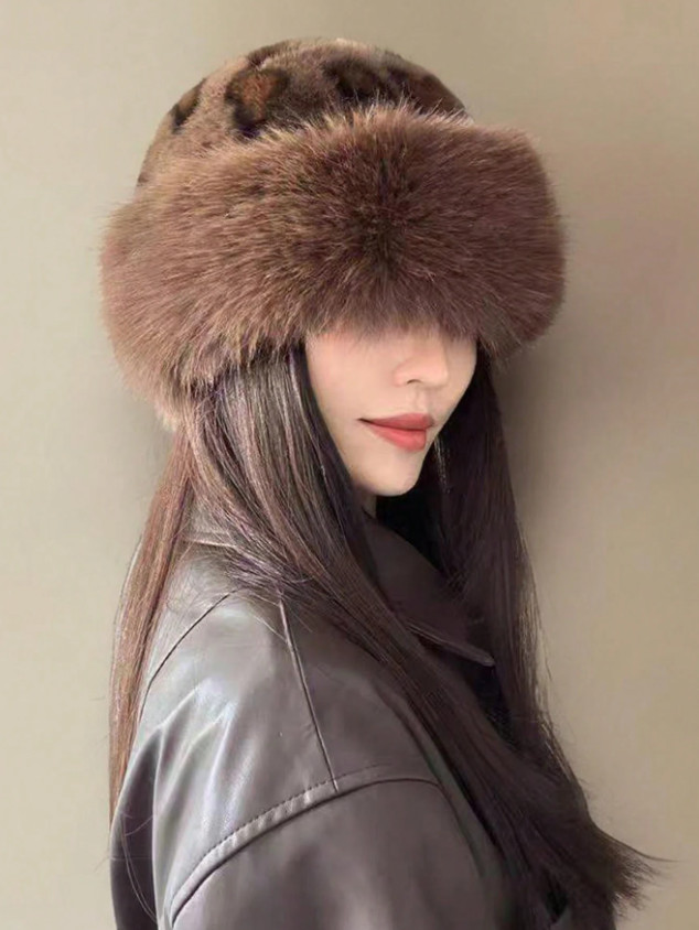 brązowy beret animal print
