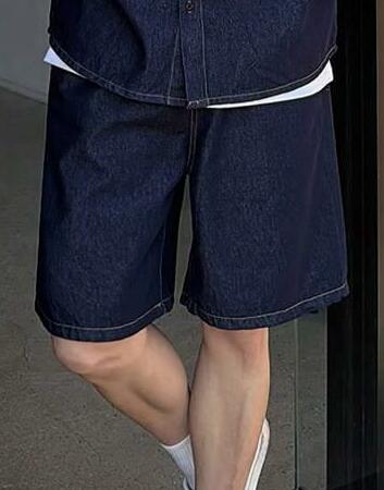 granatowe spodenki jeans
