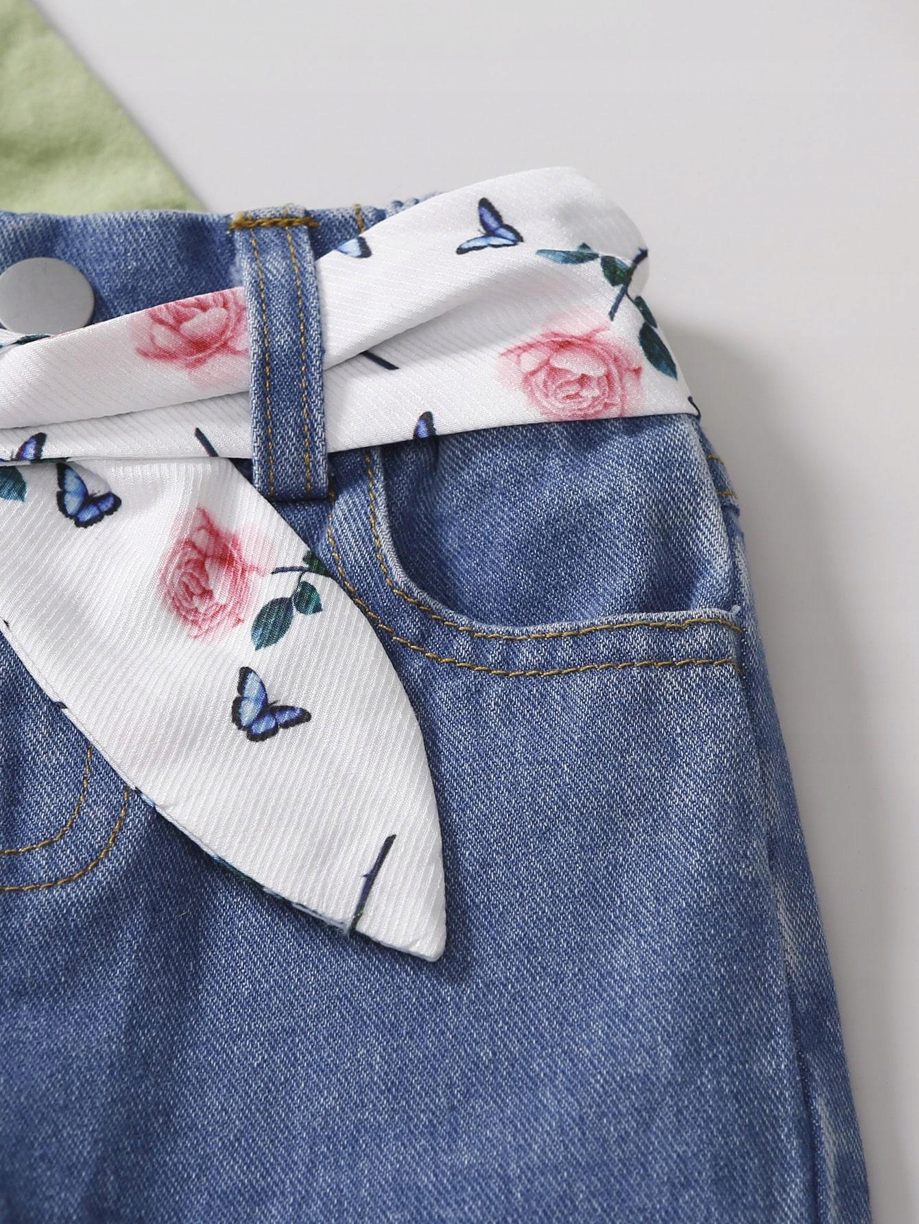 niebieskie spodnie jeans