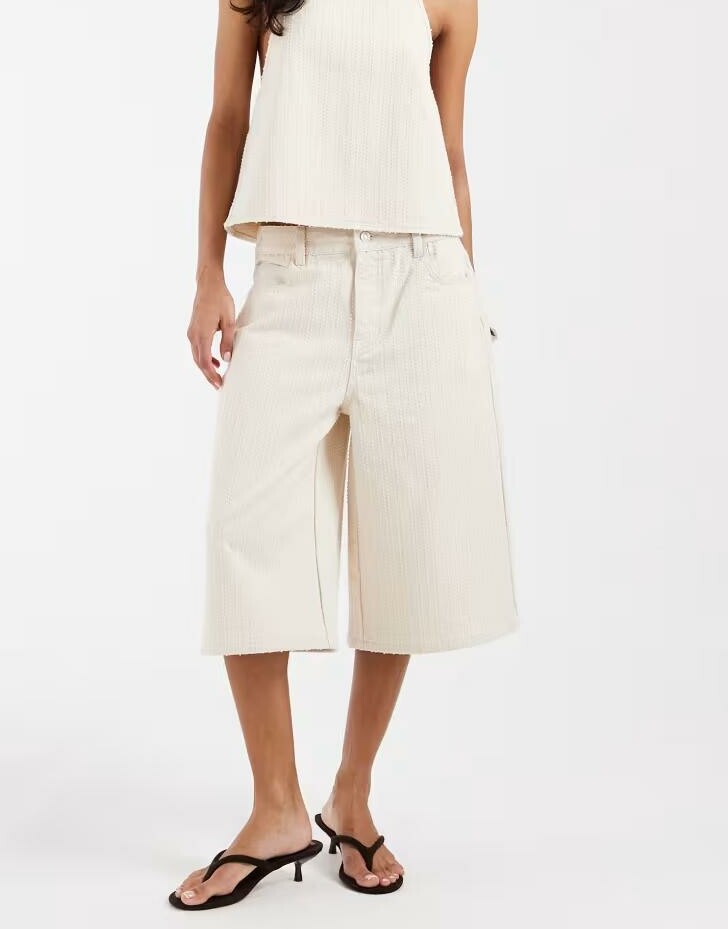 beżowe spodenki burmudy tekstura jeans