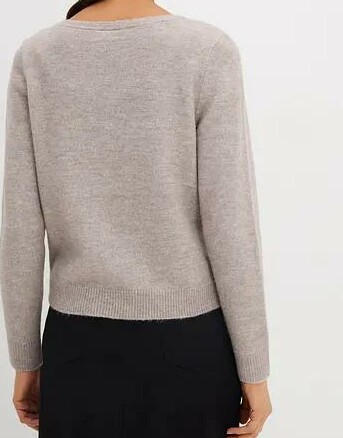 DZIANINOWY SWETER Z DEKOLT W ŁÓDKĘ