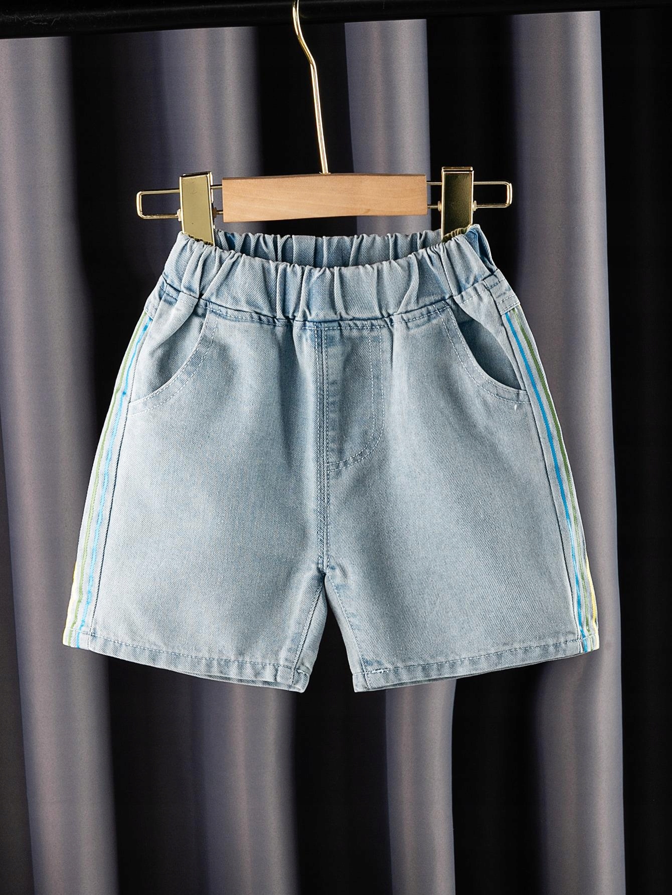 niebieskie spodenki jeans