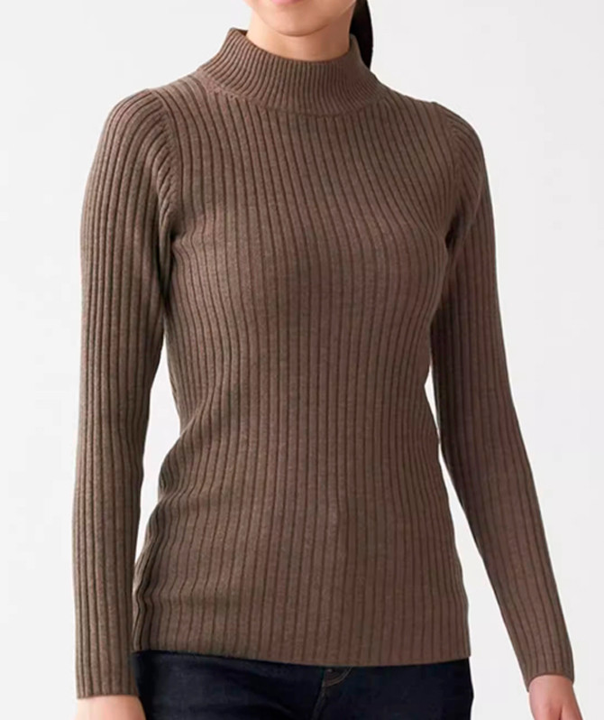 brązowy dopasowany sweter 
