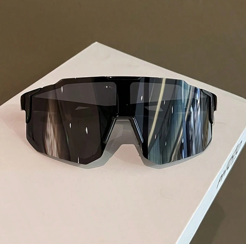 czarne sportowe okulary
