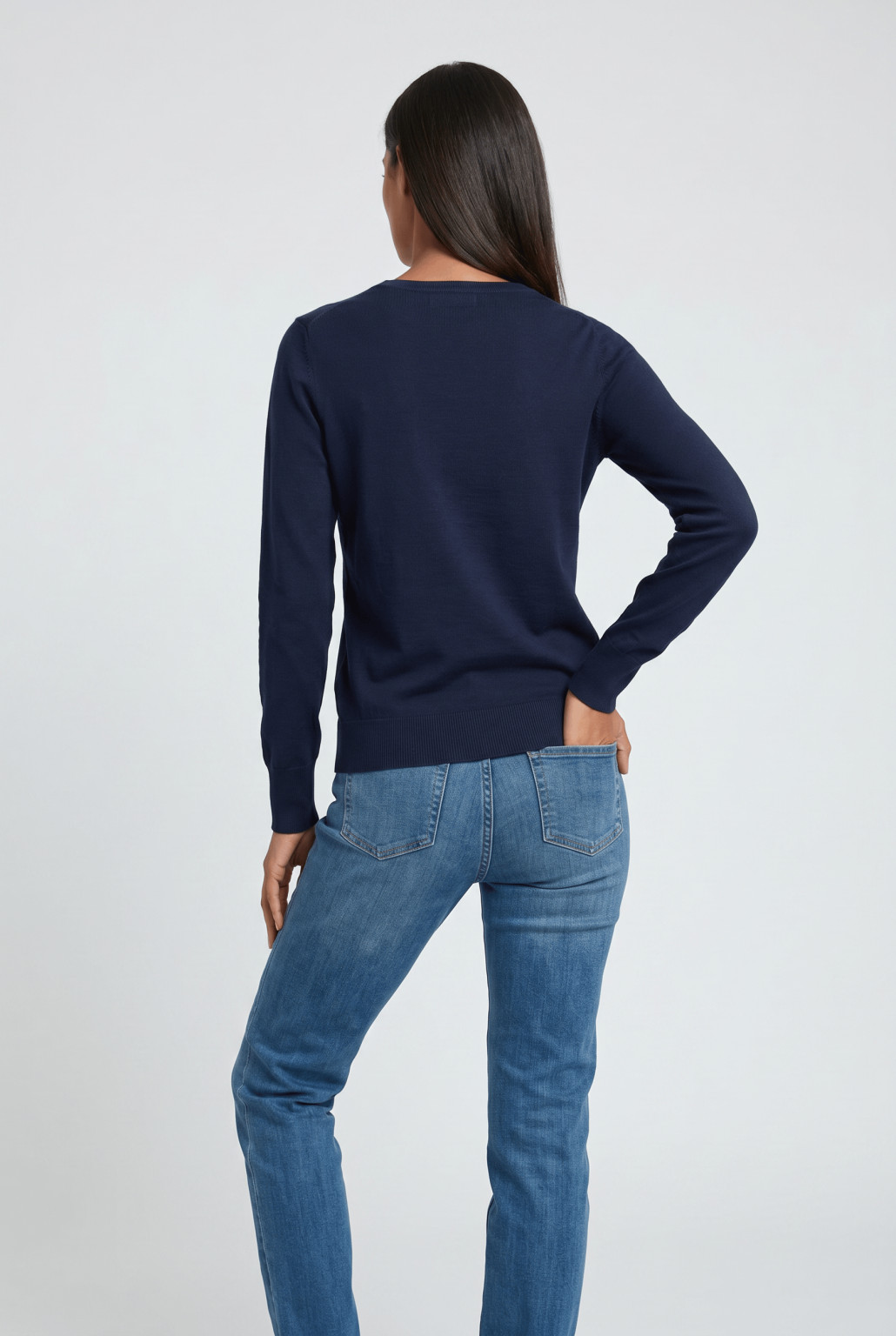 granatowy sweter okrągły dekolt