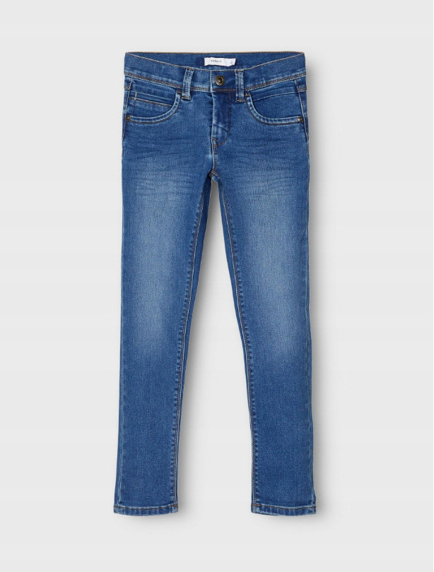 niebieskie spodnie jeans