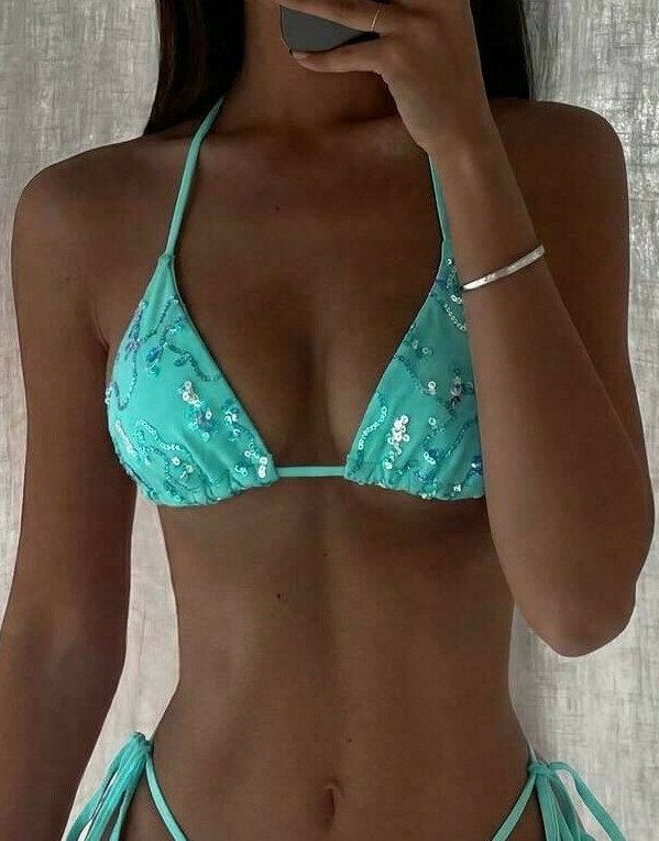 niebieska góra od bikini