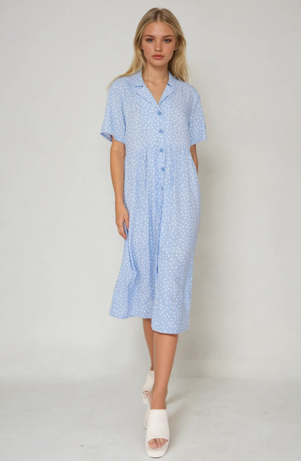 NIEBIESKA SUKIENKA KWIATY PRINT