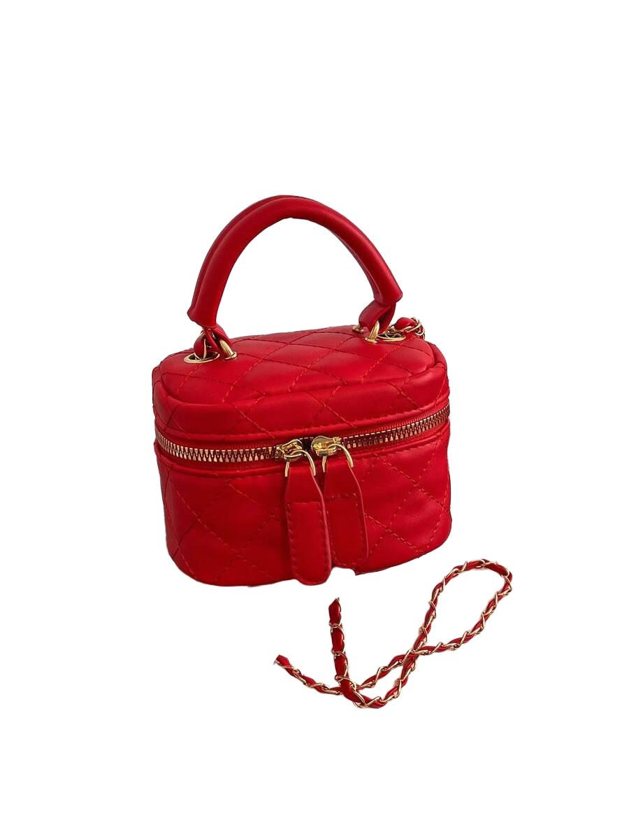 czerwona torebka kuferek