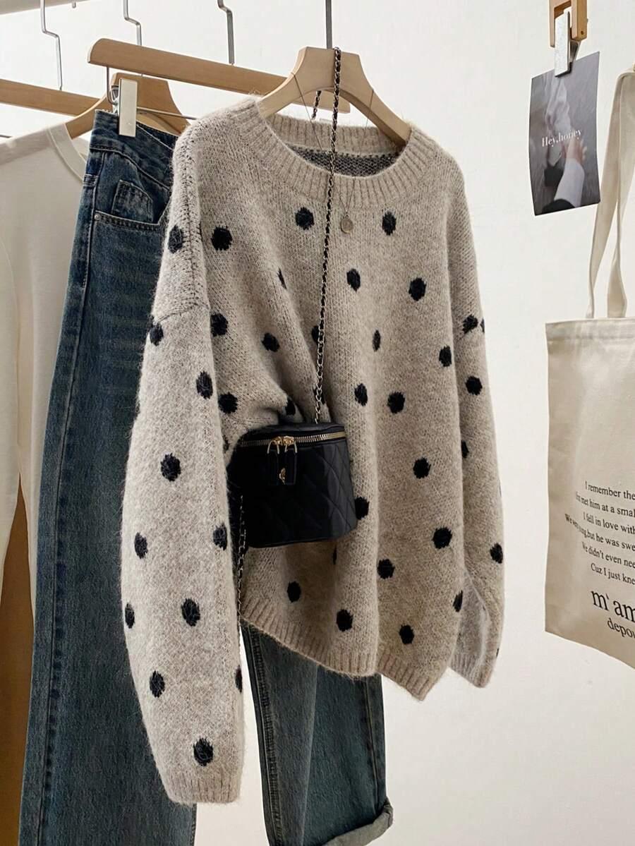 beżowy sweter groszki