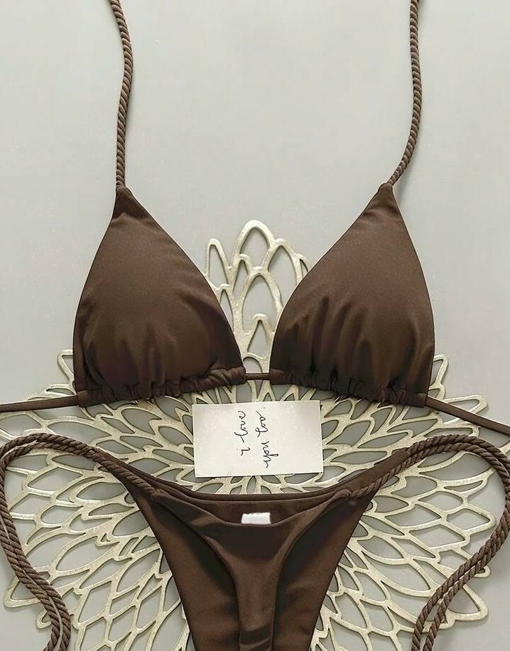 brązowa góra od bikini