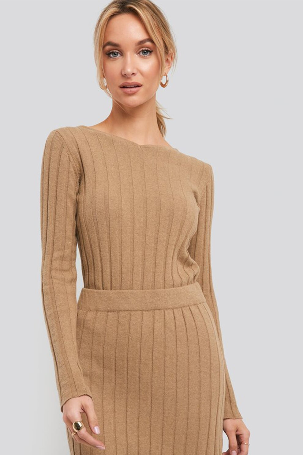 BRĄZOWY SWETER V-NECK