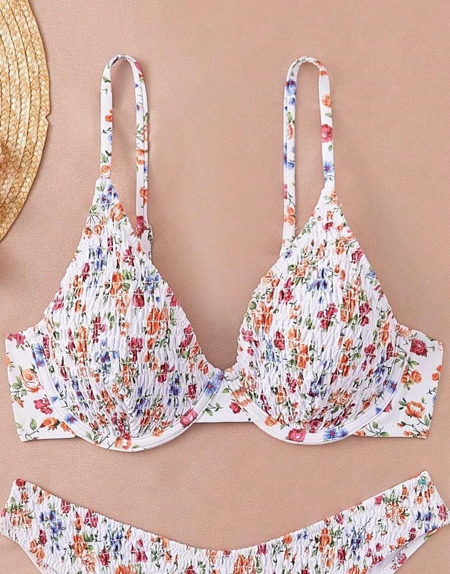 biała góra od bikini kwiaty